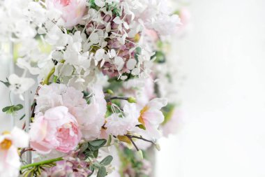 Çiçek duvarı, düğün arkaplanı, çiçekli el süslemesi. Sanatsal çiçeklerin hafif arkaplanı. Şakayık ve ortancalı dikey bahçe. Zarif bir çiçekçilik ayarı. Kopyalama alanı