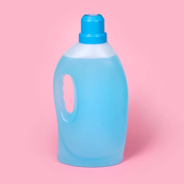 Bouteille de détergent sur fond rose. Conteneur en plastique de produits de nettoyage, produits chimiques ménagers ou détergent à lessive liquide. Journée blanchisserie, concept de nettoyage. — Photo