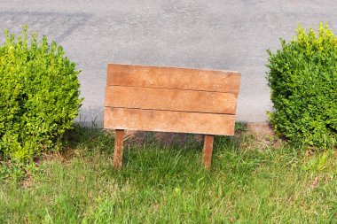 Boş, bahçedeki tahta tabela gibi. Reklam, rehber tahtası, turizm tahtası..