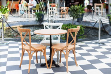 Kafede ya da çeşmenin yanındaki restoranda boş sandalyeler..