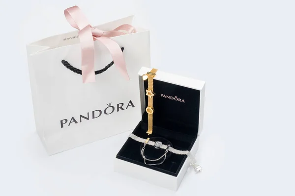 KYIV, UCRAINA - 21 MAGGIO 2020: sacchetto di carta Pandora con contenitore regalo su tavolo bianco. Bracciali con charms d'oro e d'argento, famosi prodotti di gioielleria fabbricati a Copenaghen, Danimarca. — Foto Stock