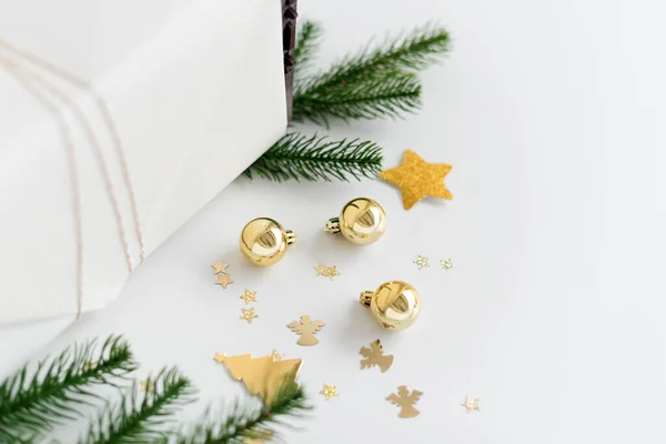 Nový Rok Dárkové Balení Zlatou Dekorací Koule Hvězdy Větve Stromů — Stock fotografie