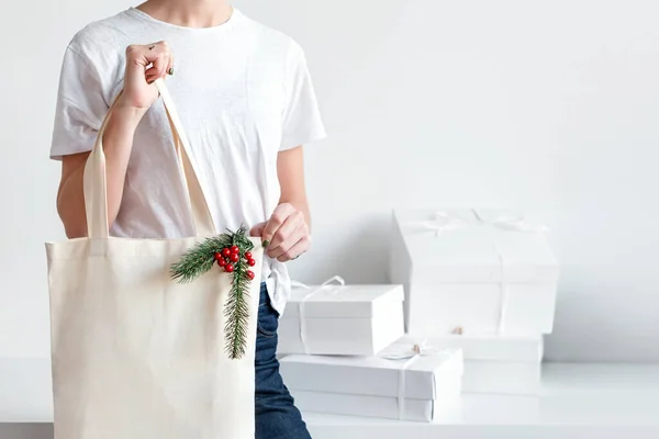 Mujer Irreconocible Sosteniendo Regalo Navidad Bolsa Tela Felices Fiestas Invierno — Foto de Stock