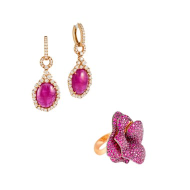 Pembe turmalin ve safir mücevher yüzük ve pembe altın küpeler beyaz arka planda izole edilmiş. Elmaslı altın mücevher, lüks mücevherler..