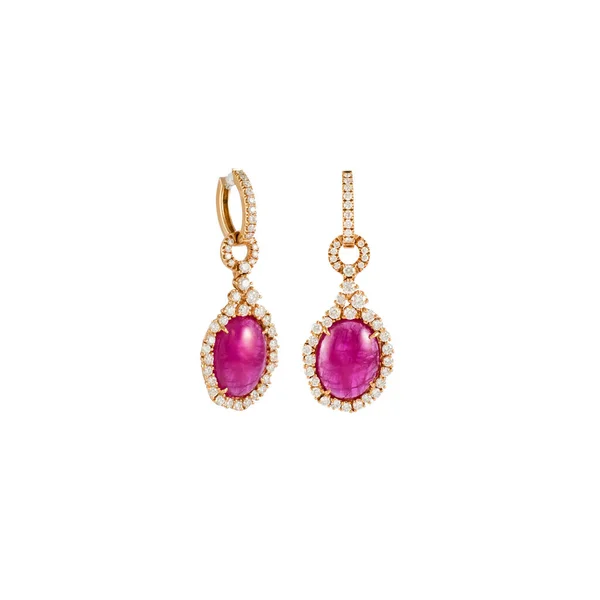 与粉红电气石的钻石耳环配上粉红的金耳环，在白色背景上分离。金耳环，钻石，奢侈珠宝 — 图库照片