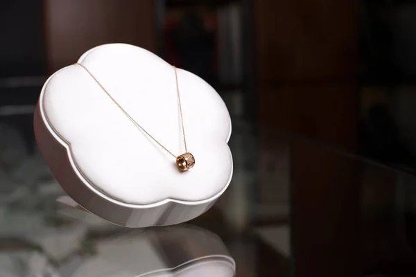 Bella collana d'oro con diamanti su espositore bianco. Spazio libero per il testo. Gioielli di lusso, accessori donna nella vetrina. — Foto Stock