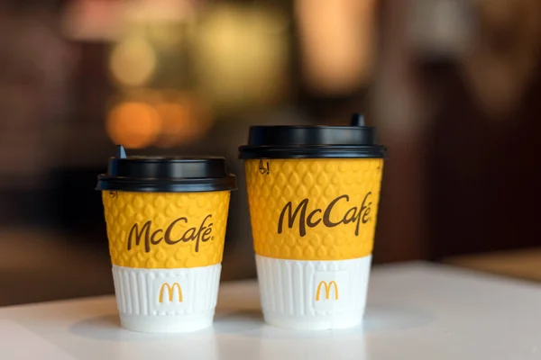 Kiev Ucrânia Outubro 2020 Duas Xícaras Café Com Logotipo Mcdonald — Fotografia de Stock