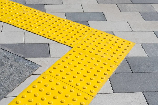 Gelbe Blöcke Aus Taktilem Pflaster Für Blinde Braillezeilen Taktile Kacheln — Stockfoto