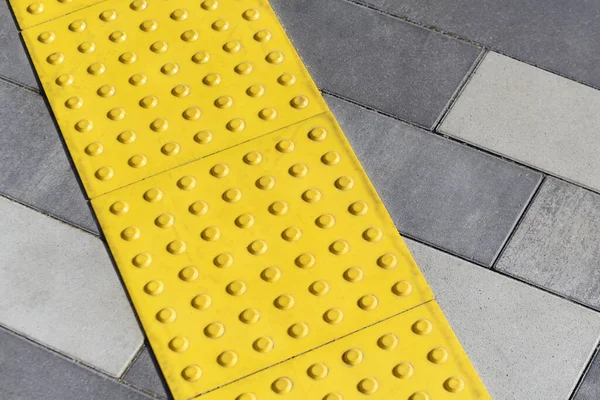 Gelbe Blöcke Aus Taktilem Pflaster Für Blinde Braillezeilen Taktile Kacheln — Stockfoto