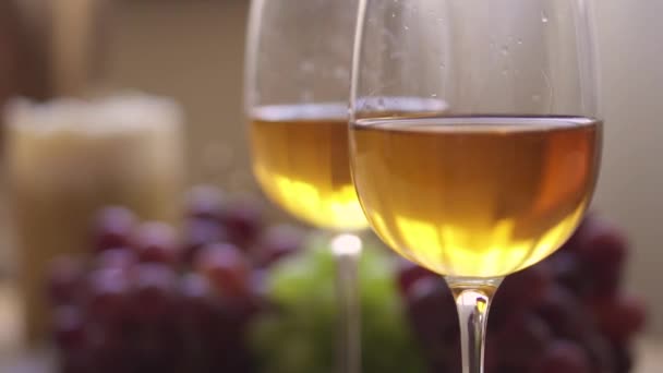 Dvě sklenice bílého vína a hroznů, žlutý džus. Jablečný drink. 