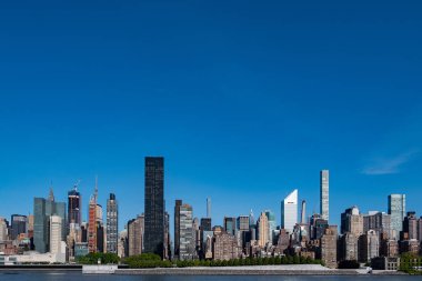 Aydıngüneşli bir günde Midtown Manhattan şehir manzarası