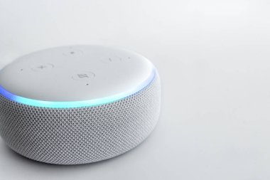 Amazon yankı nokta, aktif ses tanıma ile ses kontrollü hoparlör, ışık arka plan üzerinde. - Resim 