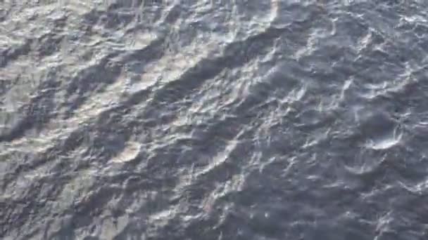 Textur des Meerwassers. Poolwasser mit Sonnenreflexionen. — Stockvideo