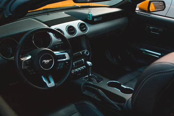 Amerikan kaslı arabasının direksiyonunda Ford Mustang
