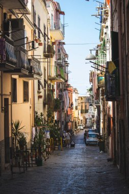 Napoli 'nin tarihi merkezinde klasik romantik küçük bir sokak. Renkli resim