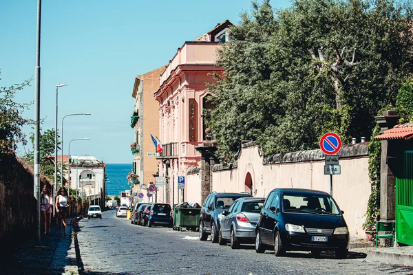 A Napoli, Italia. Vista sulla città vecchia. Strada stretta di Napoli. Luminosa giornata di sole, cielo blu, mare sullo sfondo. — Foto Stock