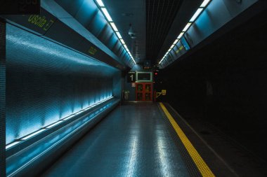 NAPLES, İtalya - 11 Temmuz 2019: Napoli, İtalya 'daki güzel Toledo Metro İstasyonu' na yakın bir platform