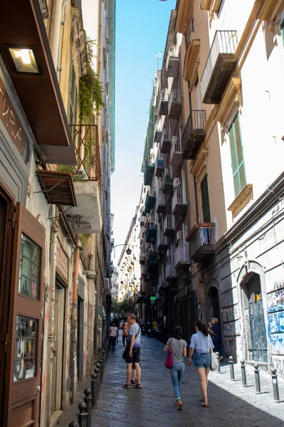 Napoli, Italy 11 липня 2019: Вузька вулиця в Небесному центрі — стокове фото