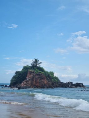 Mirissa sahilinde büyüleyici papağan kayası, Sri Lanka.