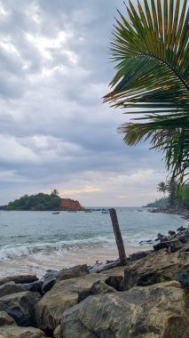 Mirissa sahilinde büyüleyici papağan kayası, Sri Lanka.