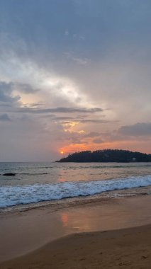 Göl günbatımı. Bulutların üzerinde fazla arkasında güzel gün batımı göl manzara arka plan. Gün batımında bulut ile dramatik gökyüzü.