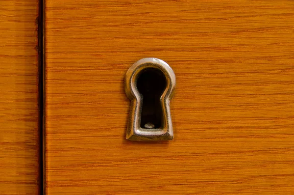 Key hole in wood door — Stock Photo, Image