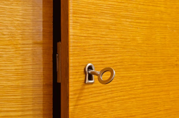 Τρύπα κλειδί σε ξύλινη πόρτα — Φωτογραφία Αρχείου