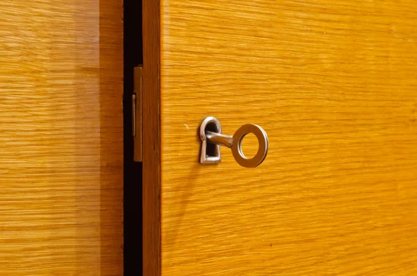 Furo de chave na porta de madeira — Fotografia de Stock