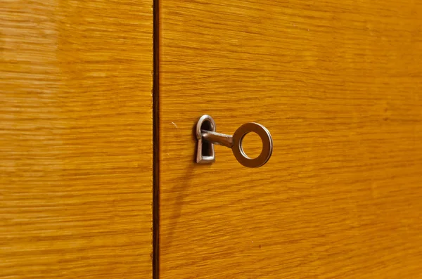 Agujero de la llave en la puerta de madera — Foto de Stock