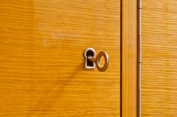 Furo de chave na porta de madeira — Fotografia de Stock