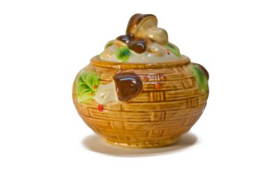 Beyaz arka planda şeker kase