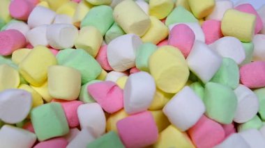 Renkli lokum şekerlemeleri yavaş ve pürüzsüz dönüyor..