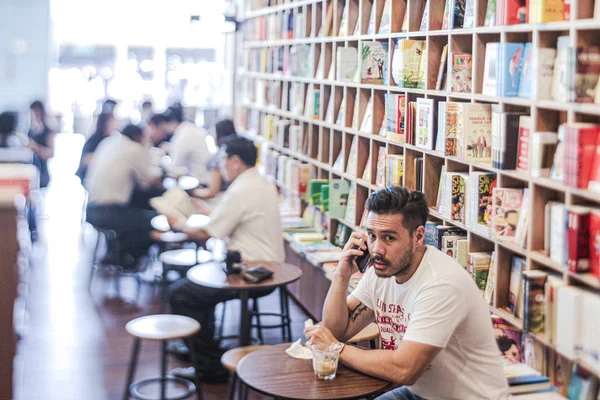 Egy Évezredes Tetovált Csípő Ember Iszik Kávét Egy Coffeeshop Beszélgetés — Stock Fotó