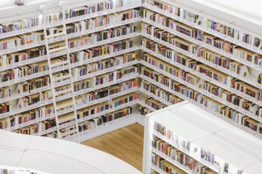 Orchard, Singapur Milli Kütüphanesi'nde kitap rafları arasında Okuyucular. Ne zaman iyi bir kitap okusan, dünyanın bir yerinde daha fazla ışık taslamak için bir kapı açılır..