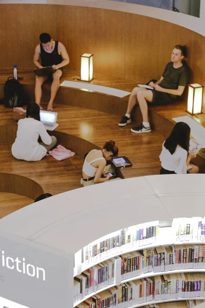 Читатели Среди Книжных Полок Национальной Библиотеки Орчарде Сингапур Говорят Всякий — стоковое фото