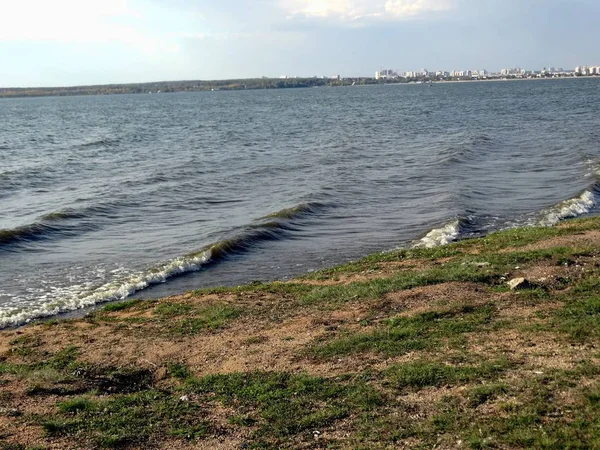 Fale Uderzają Brzeg Fale Wietrznej Pogodzie Stawie — Zdjęcie stockowe