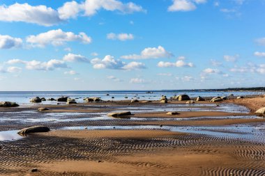 düşük gelgit sonra sahilde kum ve taşlar