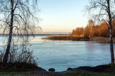 güneşin düşük ışınları gölde sonbahar manzara