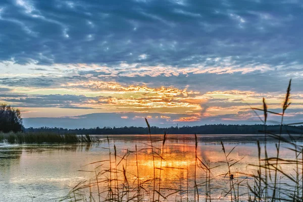 Outono Por Sol Sobre Lago Coberto Com Primeiro Gelo Fino — Fotografia de Stock