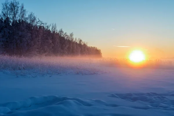 Una Puesta Sol Colorida Día Invierno Sobre Lago Cubierto Nieve Imagen de stock