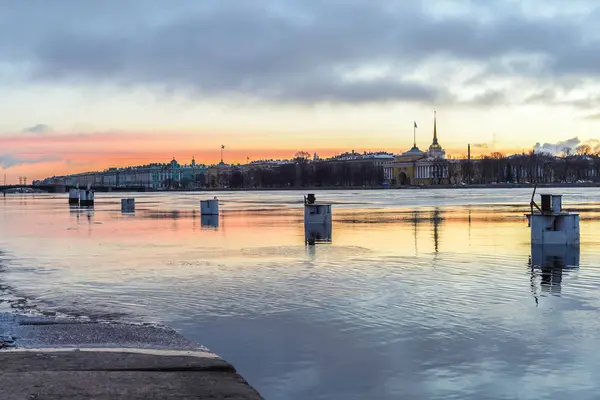 Река Нева Санкт Петербурге Рассвете Буями Швартовки Судов — стоковое фото