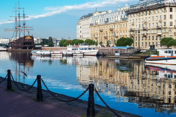 Riflessioni Negli Edifici Neva Barche Molo — Foto Stock