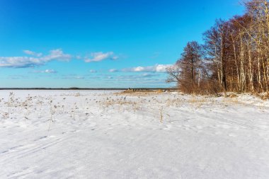 Göl kıyısında kış bulutları