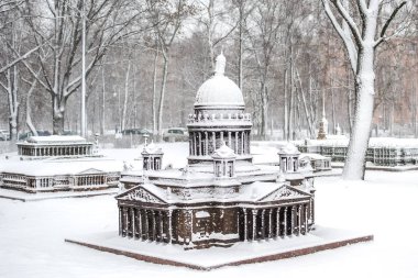 Karların altındaki St. Isaac Katedrali 'nin mini modeli.