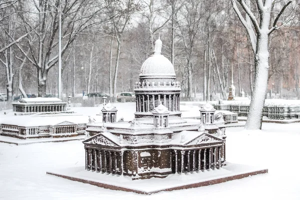 Karların altındaki St. Isaac Katedrali 'nin mini modeli.