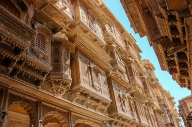 Patwon Ki Haveli, Jaisalmer, Rajasthan, Hindistan. Bunlardan ilki 1805 yılında Guman Chand Patwa tarafından yaptırıldı ve inşa edildi. Bu, en büyük ve en gösterişli olanı.. 