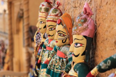 Rajasthani kuklaları (Kathputli) Jaisalmer Fort, Rajasthan bir dükkanda sergilenmiştir. Kathputli rajasthan, Hindistan yerli bir dize kukla tiyatrosu, ve Hint en popüler şeklidir 