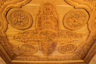 Patwon ki Haveli 'nin süslü tavanı, Jaisalmer, Rajasthan. Bunlardan ilki 1805 yılında Guman Chand Patwa tarafından yaptırıldı ve inşa edildi..