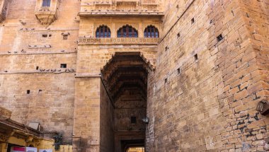 Jaisalmer Kalesi 'nin (Altın Kale) giriş kapısı, 1156 yılında Rajput Rawal (Yönetici) Jaisal tarafından inşa edilmiştir.. 