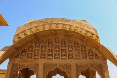 Patwon Ki Haveli 'nin, Jaisalmer' in, Rajasthan 'ın, Hindistan' ın dışı. Bunlardan ilki 1805 yılında Guman Chand Patwa tarafından yaptırıldı ve inşa edildi..